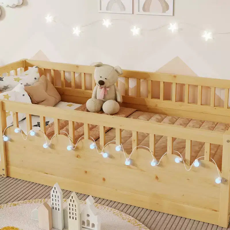 Cadre de lit en bois avec barrières hautes, lumière intégrée et étagère de rangement