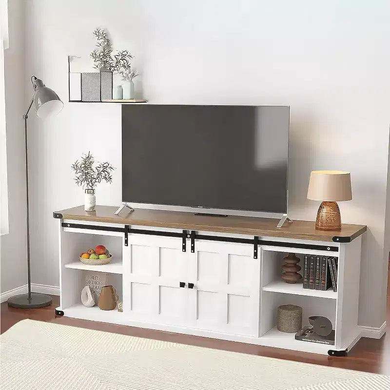 Meuble TV de ferme avec rangement, porte coulissante de style grange et prise de courant