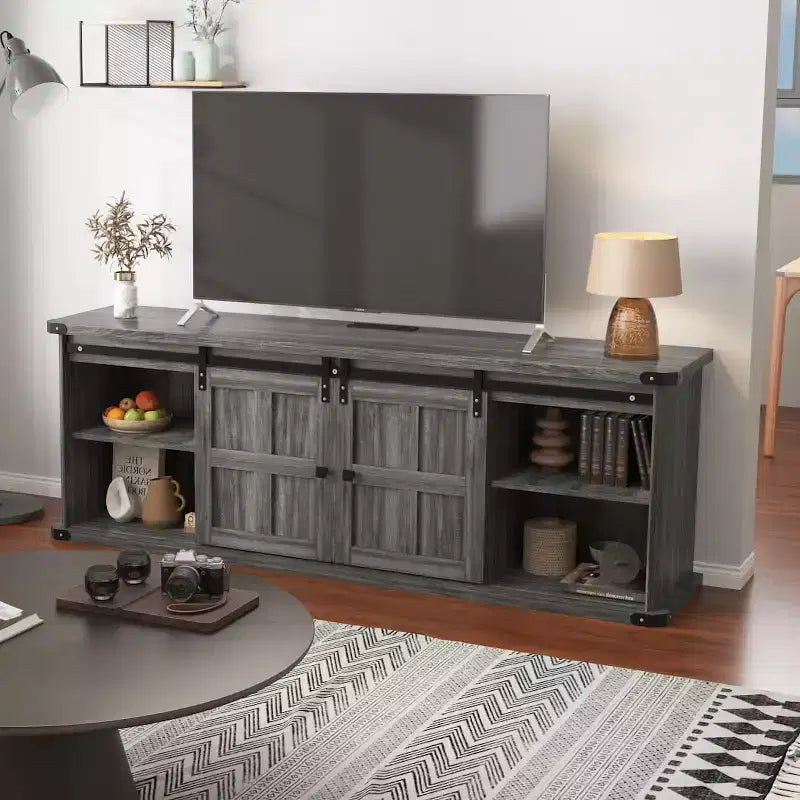 Meuble TV de ferme avec rangement, porte coulissante de style grange et prise de courant