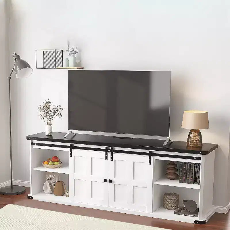 Meuble TV de ferme avec rangement, porte coulissante de style grange et prise de courant