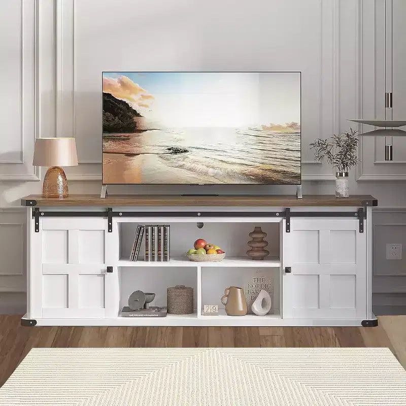 Meuble TV de ferme avec rangement, porte coulissante de style grange et prise de courant