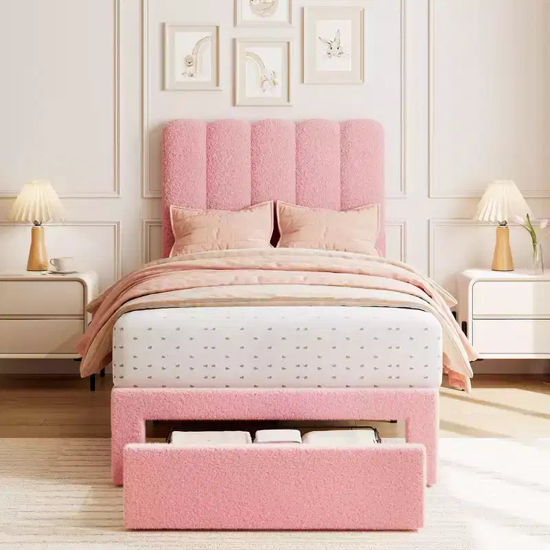 Lit enfant rembourré bouclé avec tête de lit ondulée et lattes en bois robustes
