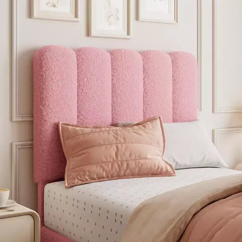 Lit enfant rembourré bouclé avec tête de lit ondulée et lattes en bois robustes
