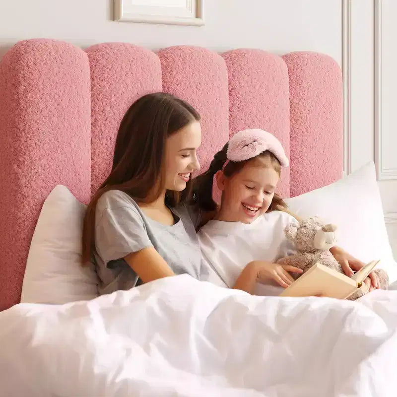 Lit enfant rembourré bouclé avec tête de lit ondulée et lattes en bois robustes